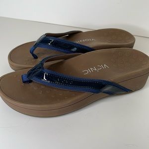 Vionic high tide navy blue patent leather thong sandals flip flops size 8